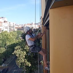 Técnico realizando la rehabilitación de una fachada sin andamios en Madrid